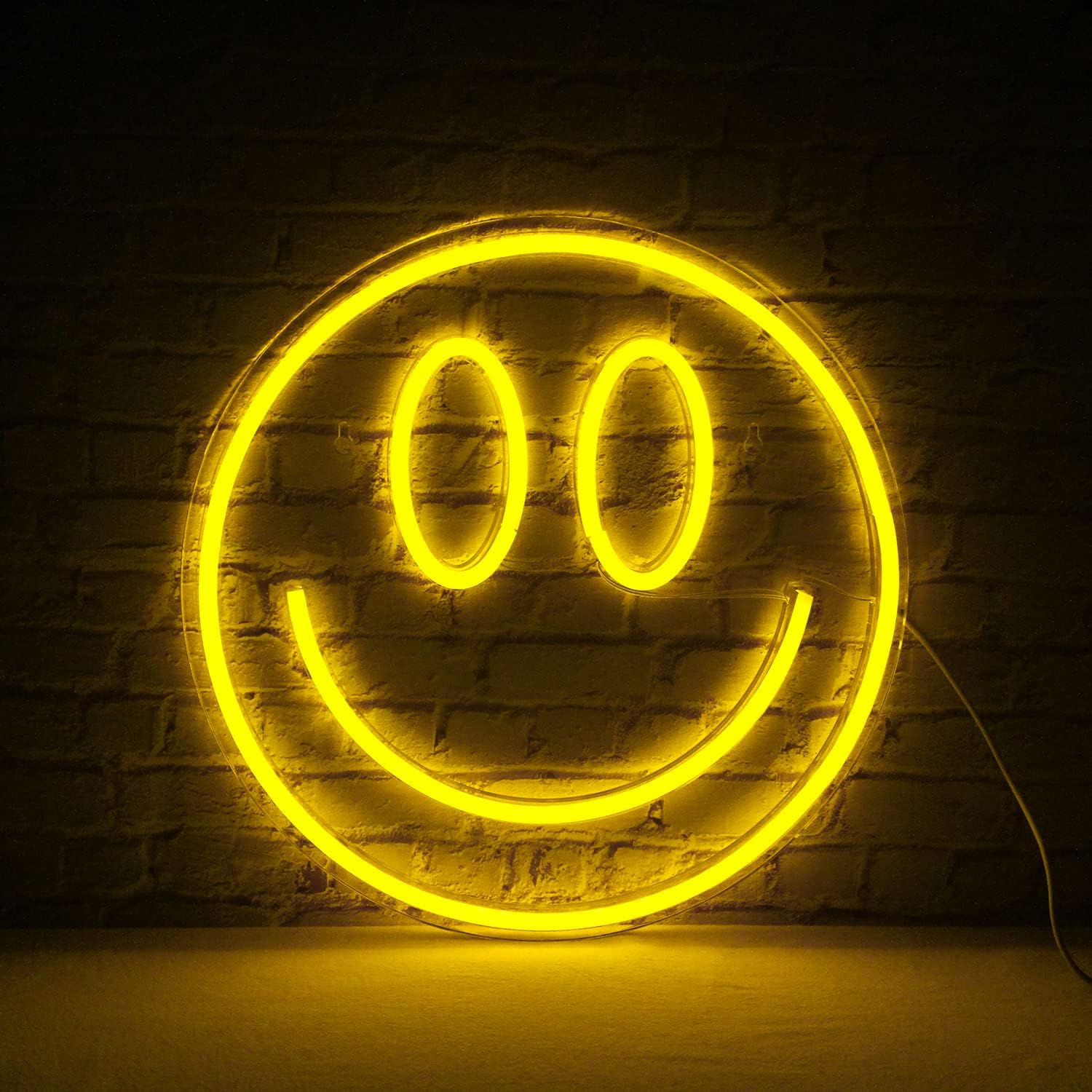 Smiley-LED-Neonschild an der Wand
