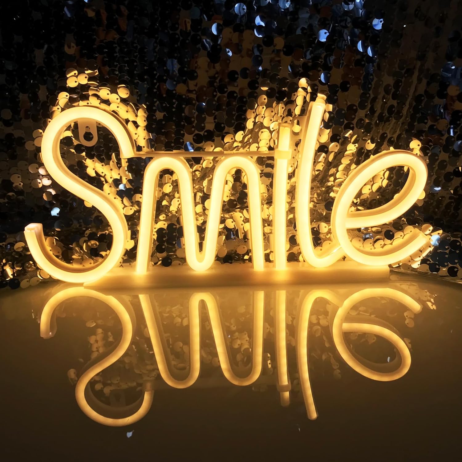 Lächeln führte leuchtendes Zeichen an der Wand Neonlicht