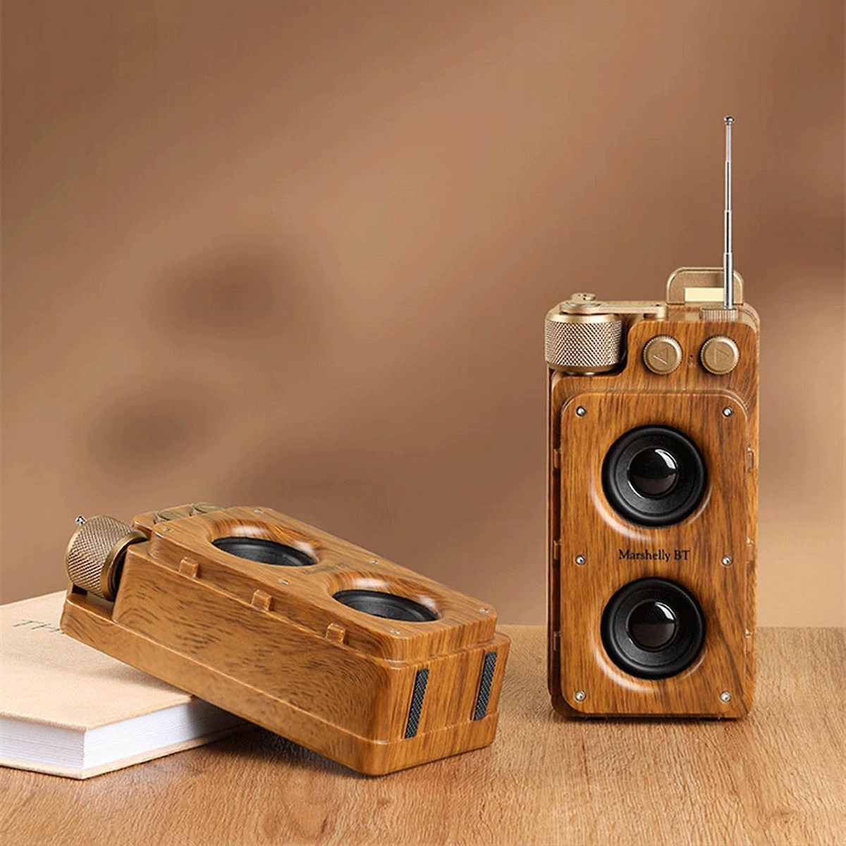 kleines tragbares Retro-Vintage-Holzradio