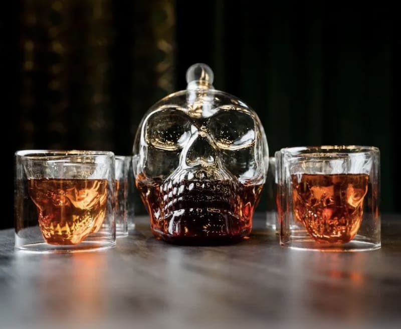 Skull Whiskey Karaffe mit 3D Gläsern in Totenkopfform