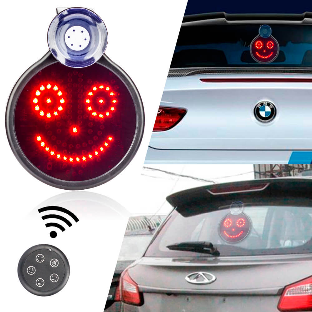 LED-Auto-Zeichen mit Lächeln auf einer Heckscheibe mit einem